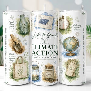 Könnte beinhalten: Ein weißer zylindrischer Becher mit Aquarellillustrationen zu Umweltthemen, darunter eine Glasflasche, eine Gartenschaufel, eine Tragetasche, ein Solarpanel, ein Thermometer, ein Globus, eine Laterne, ein Saatgutglas und Handschuhe, mit dem Text Life Is Good CLIMATE ACTION.