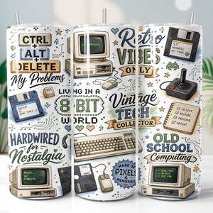 以下が含まれることがあります： 白い背景にレトロなコンピューターのグラフィック（モニター、キーボード、フロッピーディスク、ジョイスティックなど）が描かれた円筒形のタンブラー。「CTRL+ALT+DELETE My Problems」、「Living in a 8-bit World」、「Retro Vibes Only」、「Old School Computing」というテキストが含まれています。