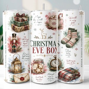 Könnte beinhalten: Ein weißer zylindrischer Becher mit einem Weihnachts-Eve-Box-Motiv, verziert mit Aquarellillustrationen von Nussknacker, Laterne, Geschenken, Keksen, Socken und einer karierten Decke. Der Becher enthält verschiedene weihnachtliche Schriftzüge.
