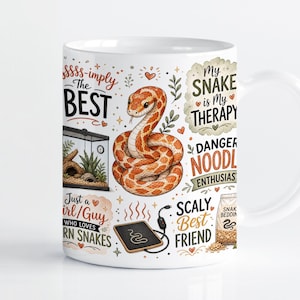 Könnte beinhalten: Ein weißer Keramikbecher mit einer farbenfrohen Illustration einer orange-weiß gemusterten Schlange, einem Glasterrarium, einer Heizmatte und einem Beutel Schlangenstreu. Der Becher enthält Texte wie My Snake is My Therapy, Danger Noodle Enthusiast und Scaly Best Friend.