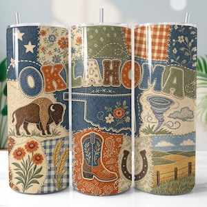 Peut inclure: Un gobelet cylindrique présentant un motif patchwork avec le mot OKLAHOMA. L'imprimé comprend un bison brun, une botte de cow-boy, un fer à cheval, une tornade, des épis de blé, des fleurs et un paysage avec une clôture, sur des textures denim et vichy.