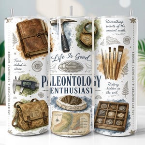 Può includere: Un bicchiere cilindrico con sfondo chiaro e illustrazioni di un diario in pelle, martello da geologo, lente d'ingrandimento, calibro digitale, borsa, pennelli, fossili e una mappa. Il testo include "Life Is Good" e "PALEONTOLOGY ENTHUSIAST".