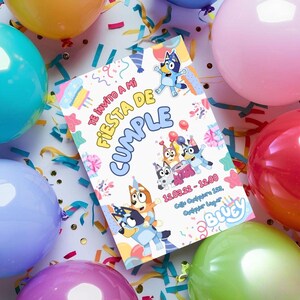Puede incluir: Una invitación de fiesta con personajes de Bluey, con el texto "TE INVITO A MI FIESTA DE CUMPLE" en amarillo y azul. La invitación está rodeada de globos coloridos y confeti.