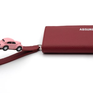 PARKING Cartera plegable de piel granulada color burdeos con coche rosa