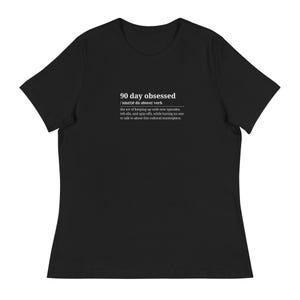 T-shirt 90 dagen geobsedeerd met definitie, witte tekst, reality-tv, ontspannen dames-T-shirt