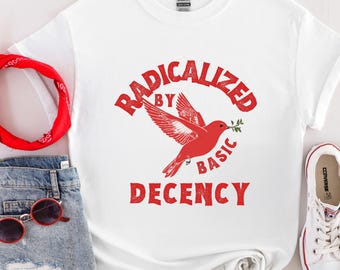 Maglietta unisex "Radicalized By Basic Decency", maglietta di protesta politica, regalo per attivista femminista, abbigliamento liberale, giustizia sociale, liberale femminile