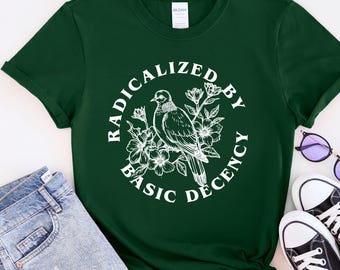 Koszulka „Radicalized By Basic Decency”, koszulka z nadrukiem protestu politycznego, prezent dla feministycznej aktywistki, koszula damska liberalna, estetyczna bluza z nadrukiem o tematyce sprawiedliwości społecznej