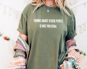 Camiseta Comfort Colors® "Preocuparse por los demás no es político", camiseta progresista, activista liberal y de justicia social, regalo feminista, camiseta liberal