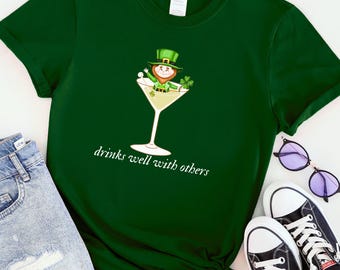 St Patrick's Day Drinks Well With Others Baby Tee for Women, Leprechaun Martini Cocktail Baby Tee St Patty Day Shirt Funny St Paddy Tee