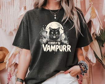 T-shirt vintage chat noir pour Halloween, motif chat sorcière, style rétro vampire, couleurs confortables, tenue pour la saison des frissons, cadeau pour les amoureux des citrouilles