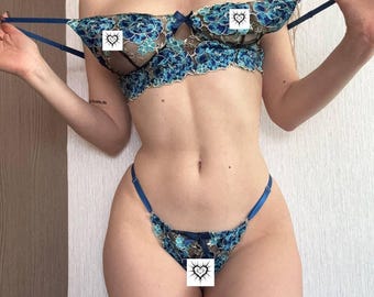 Elegante conjunto de lencería de encaje: sujetador y braguita translúcidos, ajustables.