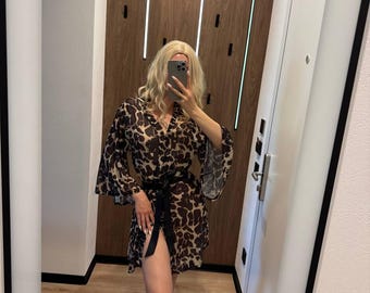 Bata kimono de satén con estampado de leopardo: prenda ligera para estar en casa