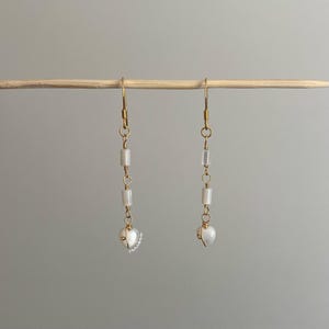 Goldene Herzohrringe aus Muscheln – Handgefertigter Schmuck aus Muschelperlen und Draht, verziert mit Edelsteinen – Minimalistischer Strand-Look mit Hängeohrringen