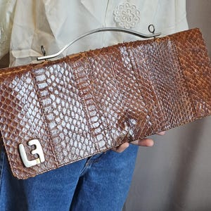 Bolso de mano vintage Louis Féraud de los años 70 | Bolso de mano de piel marrón con efecto pitón | Bolso rectangular de estilo retro chic | Accesorio de diseño francés