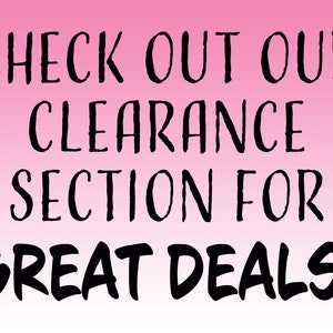 K&ouml;nnte beinhalten: Rosa-wei&szlig;er Farbverlaufshintergrund mit schwarzem Text, der "CHECK OUT OUR CLEARANCE SECTION FOR GREAT DEALS!" lautet.