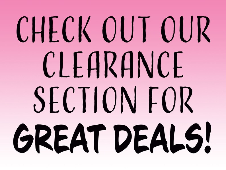 K&ouml;nnte beinhalten: Rosa-wei&szlig;er Farbverlaufshintergrund mit schwarzem Text, der "CHECK OUT OUR CLEARANCE SECTION FOR GREAT DEALS!" lautet.