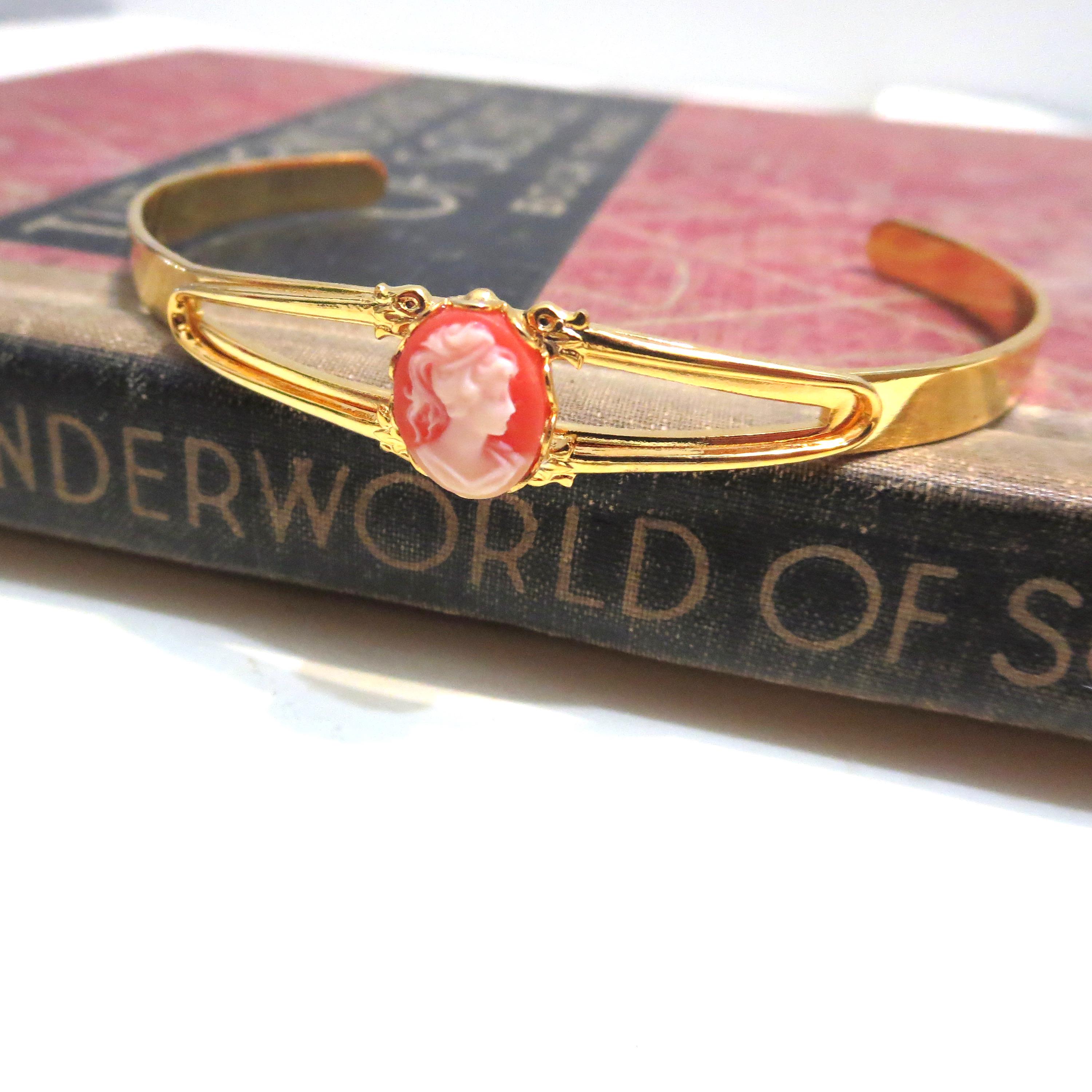 ヴィンテージ スモール ピンク カメオ カフブレスレット - 調節可能