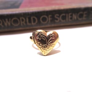 Raw Brass Vintage Floral Heart Locket Ring Gold - Adjustable - Photo Locket - Valentine&#39;s Day - Anniversary Gift - Filigree - Love - flower