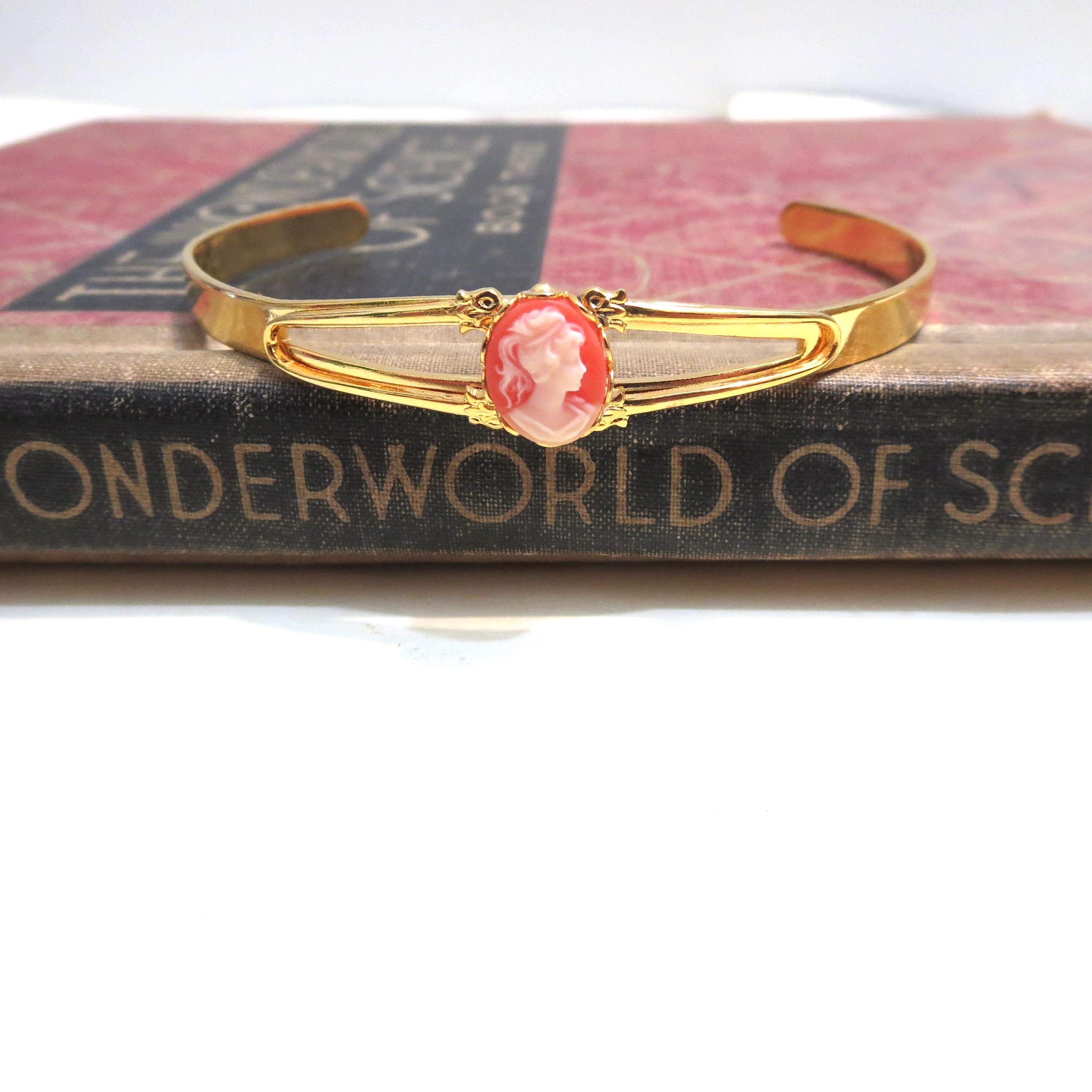 ヴィンテージ スモール ピンク カメオ カフブレスレット - 調節可能