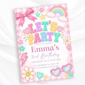 Op de afbeelding: Een rechthoekige verjaardagsuitnodiging met een roze gingham achtergrond. De tekst luidt LET'S PARTY, JOIN US TO CELEBRATE, Emma's 3rd Birthday, SATURDAY JULY 25 AT 2PM, 123 ANYWHERE ST, ANY CITY, RSVP TO MOM AT 123-123-4567. Met een roze strik en regenboog.