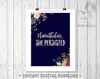 Puede incluir: Impresión digital con las palabras "Nevertheless, She Persisted" en escritura blanca sobre un fondo azul marino. Arreglos florales en rosa, melocotón y azul adornan las esquinas. La impresión está enmarcada en blanco e incluye el texto "Instant Digital Download."