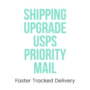 以下が含まれることがあります： 白の背景に、ターコイズ色の「SHIPPING UPGRADE USPS PRIORITY MAIL」という文字。その下に「Faster Tracked Delivery」というフレーズが黒で書かれています。