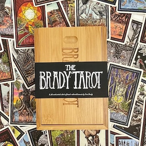 Baralho de Tarô Brady Edição Kickstarter - Tarô Indie Raro em Caixa de Madeira - Baralho de Colecionador Fora de Catálogo com Guia - Tarô Assinado