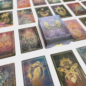 Edição Sombra de Fios do Destino | Baralho Oráculo para Trabalho com Sombras e Intuição | Cartas Oráculo Indie | Baralho Folhado a Ouro | Baralho de Tarô Fora de Catálogo