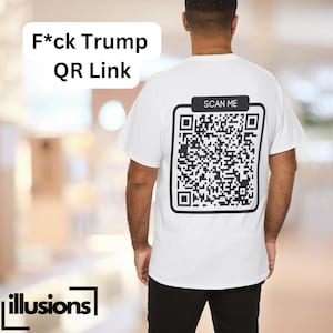 Könnte beinhalten: Weißes T-Shirt mit einem schwarz-weißen QR-Code auf der Rückseite. Der QR-Code ist mit "SCAN ME" beschriftet.