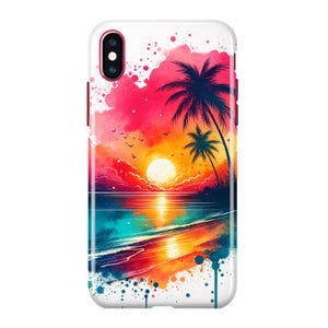 Peut inclure: Coque de téléphone blanche avec un motif de coucher de soleil à l'aquarelle. Le design présente un soleil orange vif, des palmiers et un ciel coloré avec des nuances de rose, d'orange et de bleu. La coque a une finition brillante.