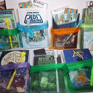 YA und Teen Companion Book Bundles + Bücherwurm. Fantastische Titel und Geschichten für Ihre jungen Leser. Bücher, die perfekt zusammen passen!