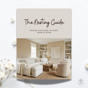 Puede incluir: Una portada de libro beige con el título "The Nesting Guide" en escritura elegante. Debajo, el texto dice "Prepare Your Home For Baby, Room By Room". La imagen muestra un salón acogedor con un sofá blanco, decoración neutra y una mesa de centro de madera.