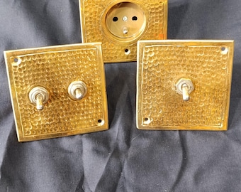 Cubierta de interruptor de luz de latón martillado hecha a mano: decoración marroquí, 8 x 8 cm