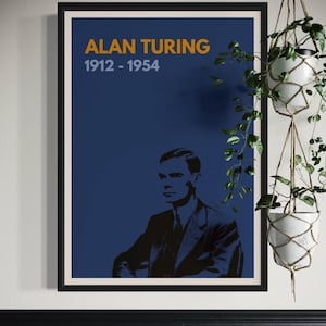 Puede incluir: Un póster azul con una imagen en blanco y negro de Alan Turing, un matemático e informático británico. El póster tiene el texto "ALAN TURING" en naranja y "1912 - 1954" en blanco.