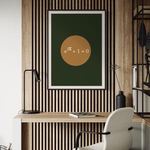 Op de afbeelding: Een ingelijst print met een donkergroene achtergrond en een gouden cirkel in het midden. De cirkel bevat de wiskundige vergelijking "e^(iπ) + 1 = 0".