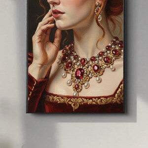 Könnte beinhalten: Gerahmtes Kunstwerk mit einem Porträt einer Person, die mit einer Halskette und Ohrringen aus Rubinen und Perlen geschmückt ist. Die Person trägt ein rotes Kleid mit goldenen Details. Das Gemälde ist im klassischen Stil vor dunklem Hintergrund gehalten.