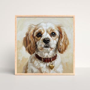 Puede incluir: Pintura enmarcada de un Cavalier King Charles Spaniel. El perro tiene pelaje blanco y canela, ojos marrones y un collar de cuero marrón con una etiqueta dorada en forma de corazón. La obra de arte está sobre un fondo beige claro.