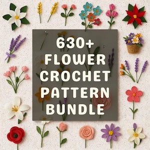Può includere: Una collezione di fiori all'uncinetto colorati, tra cui stelle di Natale bianche, lavanda e rose, circonda un quadrato grigio con il testo bianco "630+ FLOWER CROCHET PATTERN BUNDLE". I fiori sono disposti su una superficie chiara.