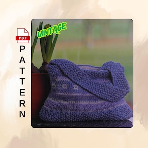 Può includere: Una borsa tote blu lavorata a maglia con un manico, con un motivo a righe. La borsa è esposta accanto a una pianta in vaso. La parola "VINTAGE" è scritta in verde e la parola "PATTERN" è scritta verticalmente.