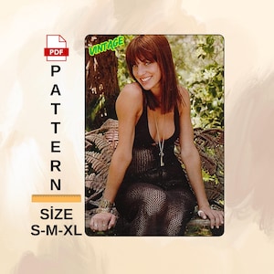 Könnte beinhalten: Ein Vintage-PDF-Schnittmuster mit dem Wort „PATTERN“ in großem, vertikalem Text. Das Schnittmuster enthält die Größen S-M-XL. Das Bild zeigt eine Frau in einem schwarzen, offen gewebten Kleid. Das Wort „VINTAGE“ befindet sich in einer grünen Blase.