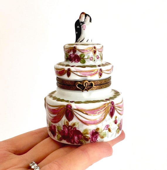 Wedding Cake Limoges Box Vintage French Porcelain Gold Trim Heart Clasp Hand Painted Made in France Wedding Shower Gift Bride Groom