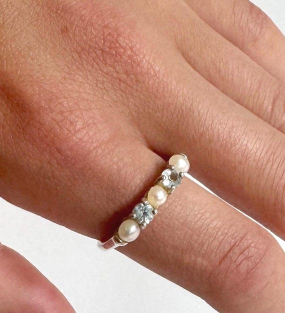 Vintage Pearl Ring Sterling Silver Ring Band Alternating Aquamarine Pale Blue Crystal Accents Simple Minimalist Size 8.5