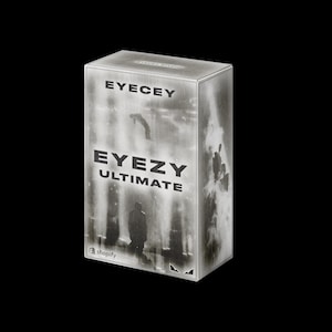 Puede incluir: Una caja de producto rectangular en blanco y negro con el texto EYECEY y EYEZY ULTIMATE en el frente. La caja muestra un gráfico monocromático de una figura silueteada de pie en un entorno brumoso o con humo con un logo de Shopify partner.