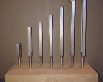 INFINITE ENERGY - Stemvorkstandaard (hout - in 2 verschillende afwerkingen)