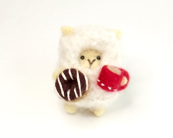Broche de cordero de fieltro con aguja: oveja miniatura con donut de chocolate y café en taza roja