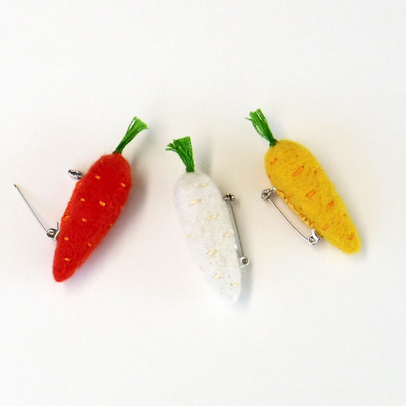 Carrot brooch, Needle felted miniature felt vegetable pin set : orange, white, yellow heirloom carrots Easter gift, Holiday accessory afbeelding 2