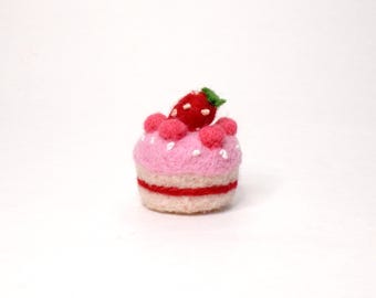 Pastel de fresa rosa en miniatura de fieltro de 2,5 cm: accesorio para casa de muñecas hecho con fieltro con aguja