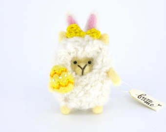 Adorno de cordero de fieltro de aguja: Oveja blanca en miniatura con huevo de Pascua amarillo y lazo.