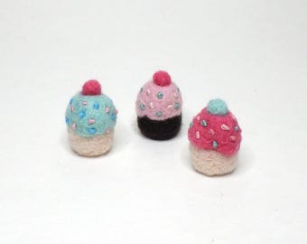 Cupcakes en miniatura de fieltro, comida en miniatura hecha con fieltro con aguja, casa de muñecas, mini arte de fieltro de 1/2 pulgada, proyecto de manualidades