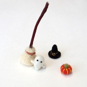 Halloween miniature witch hat, broom, needle felted pumpkin, ghost - dollhouse prop, Fall Autumn decor, wool, natural material